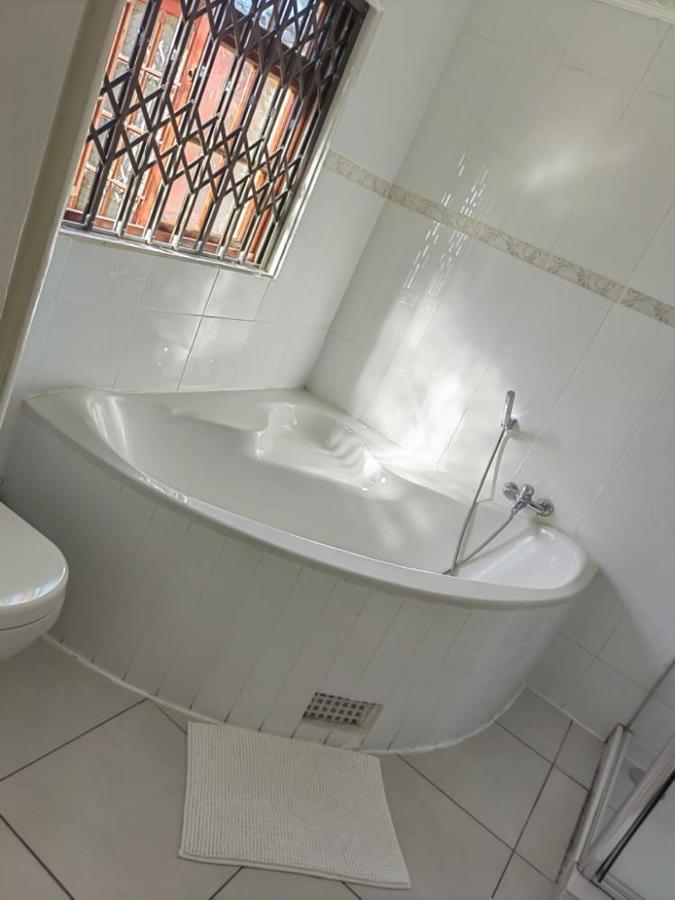 Obaa Sima Guest House Умтата Екстер'єр фото