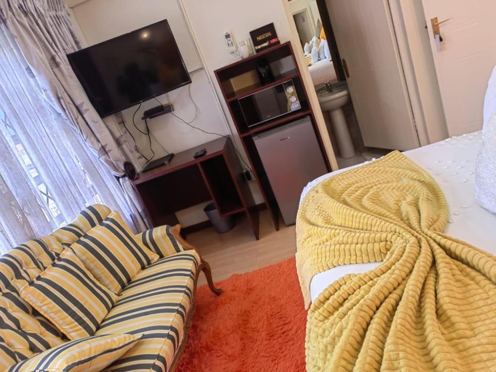 Obaa Sima Guest House Умтата Екстер'єр фото